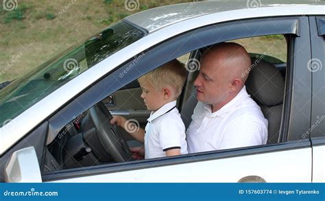 Dirigindo no colo do papai .